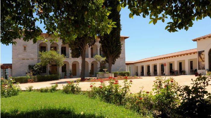 Το Βυζαντινό και Χριστιανικό Μουσείο ή Μουσείο Λοβέρδου ιδρύθηκε το 1914 και φιλοξενεί περισσότερα από 25.000 εκθέματα 